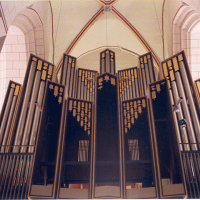 Orgelprospekt mit leerem Rückpositiv