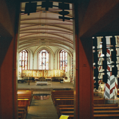 Blick durch das leere Rückpositiv in die Kirche