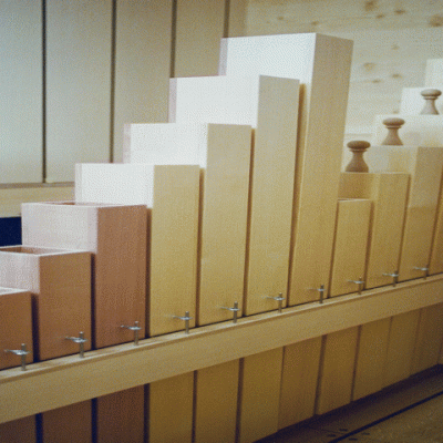 10 2006 Allgäu / Pfeifen im neuen Schwellwerk: Links aus Elsbeere, rechts aus Fichte