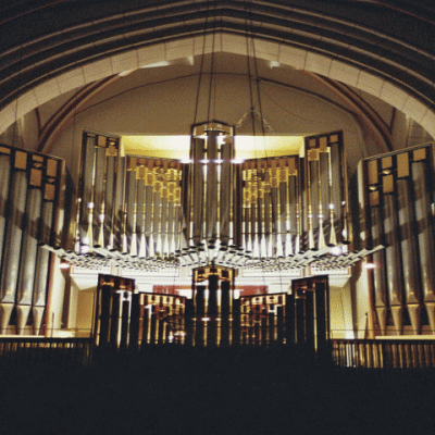 12 2006 Ga Illuminierter Orgelprospekt, Hauptwerk und Rückpositiv nur mit den Prospektpfeifen. Oben ist das Gehäuse des neuen Schwellwerks erkennbar.